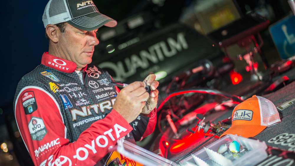 The leader, Kevin VanDam, prepares for an intense day of fishing on Toledo Bend. Will this bait bring him win 21?