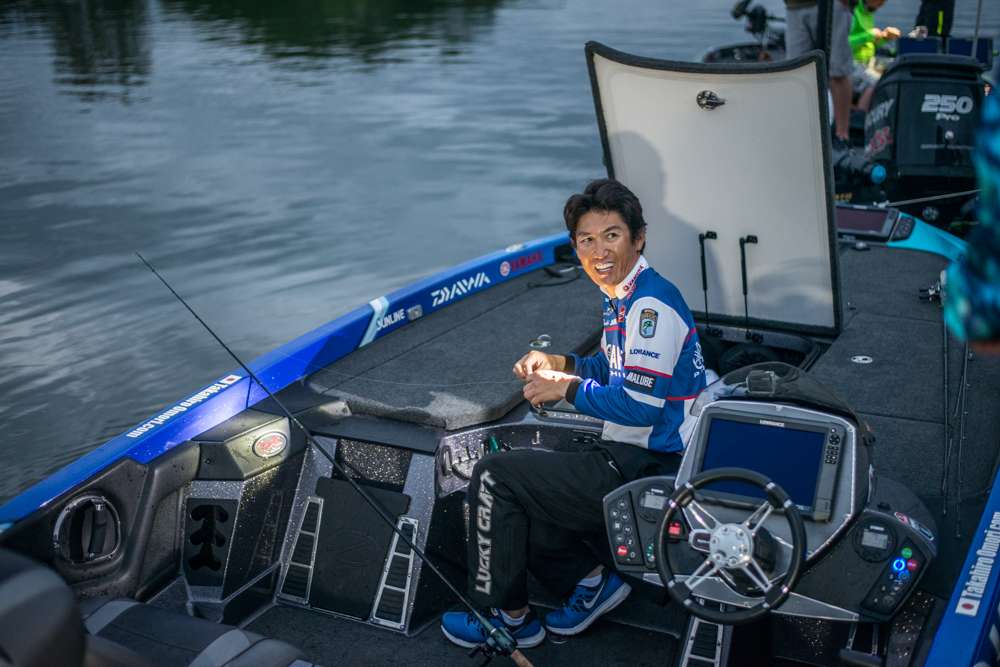 1. Takahiro Omori, 81-6<br>
Omori was fishing mostly shallow shell bars near the main Tennessee River channel, and he targeted them with a chrome-body, black-back Heddon Super Spook, a discontinued Bass Pro Shops XPS swimbait (gray back, white body) and a green pumpkin Zoom Brush Hog fished on a Carolina rig.