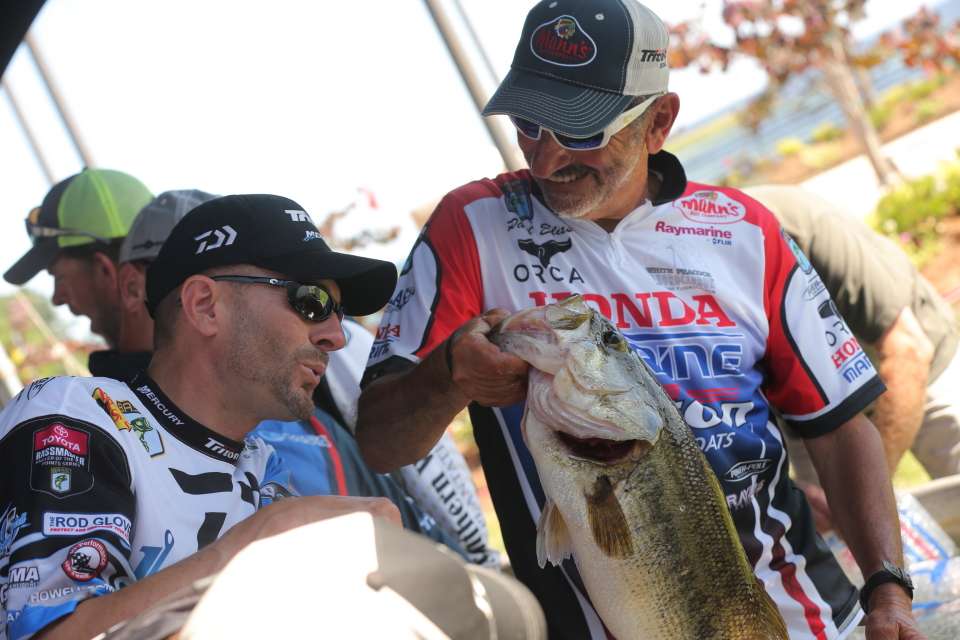 Paul Elias shows off his 8-pound, 5-ounce fish to Randy Howell.