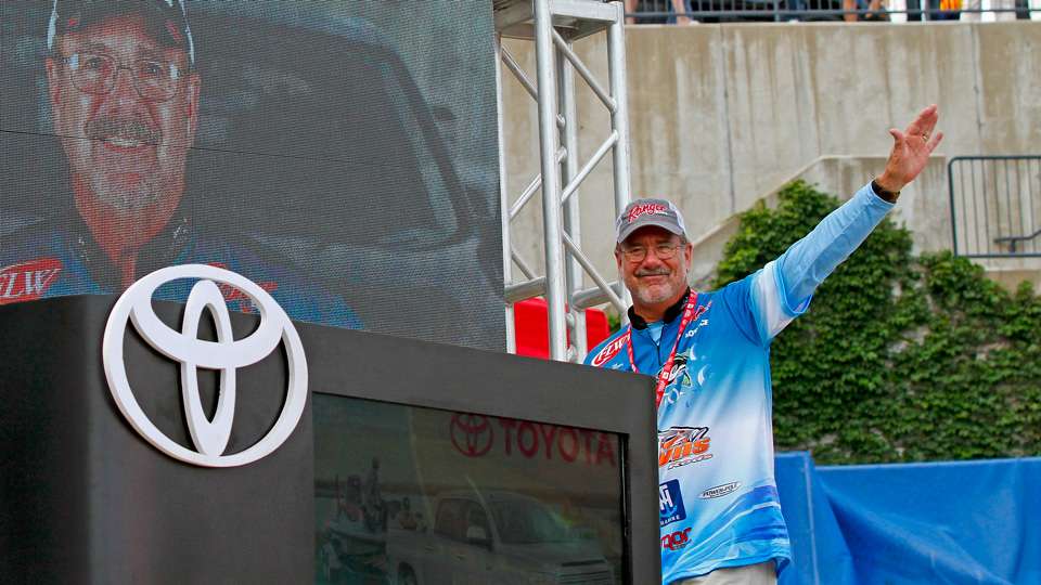 Legendary FLW angler Larry Nixon finished 33rd with 16-8.
