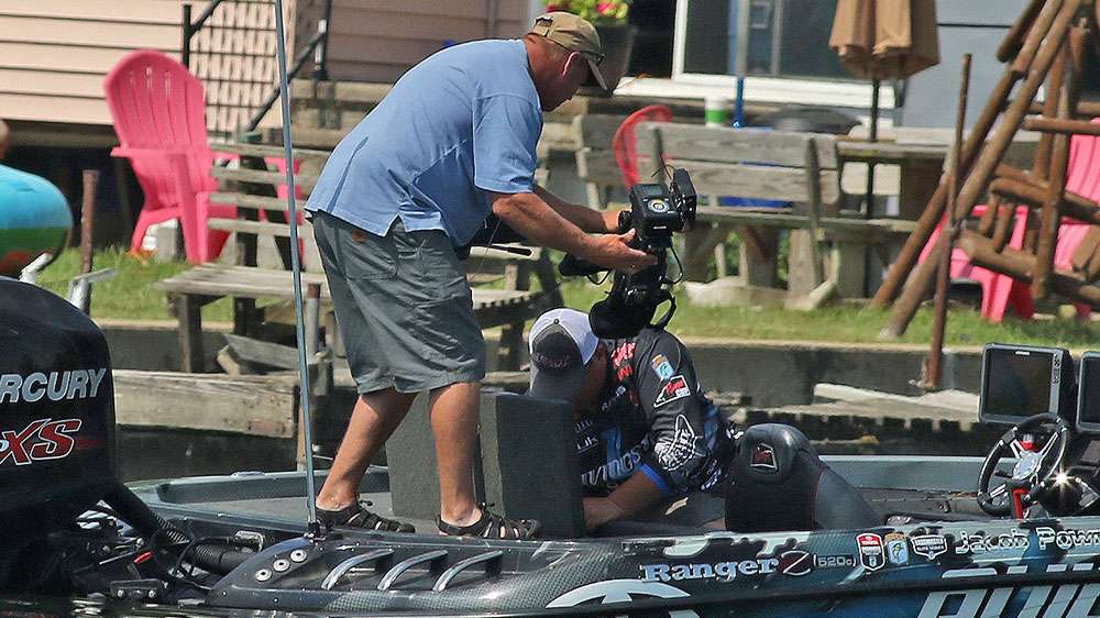 Powroznik would cull behind the lid of his livewell while Rick Mason, Bassmaster cameraman, would stick his camera in and give the live audience a great look.