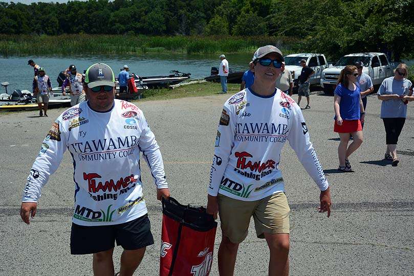 Ty Cox and Jake Houston of Itwamba Community College carry their limit to the scales. It will weigh 17 pounds and put the team in second place. 