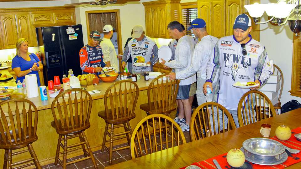 Before the derby began everybody gathered for breakfast...