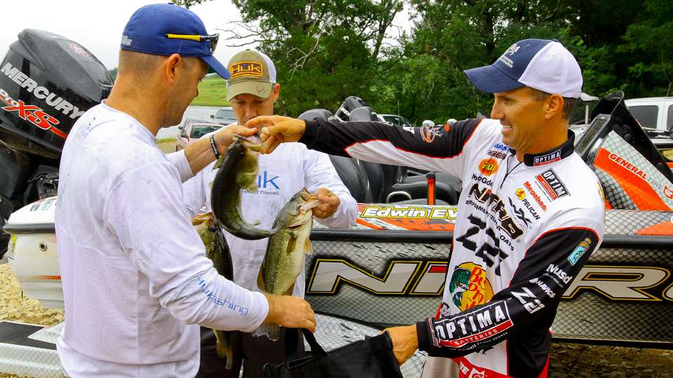Evers helped the team remove their fish from their weigh-in bag...