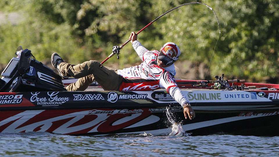 Shimizu keeps it hooked up as he inched closer to grabbing the next fish.