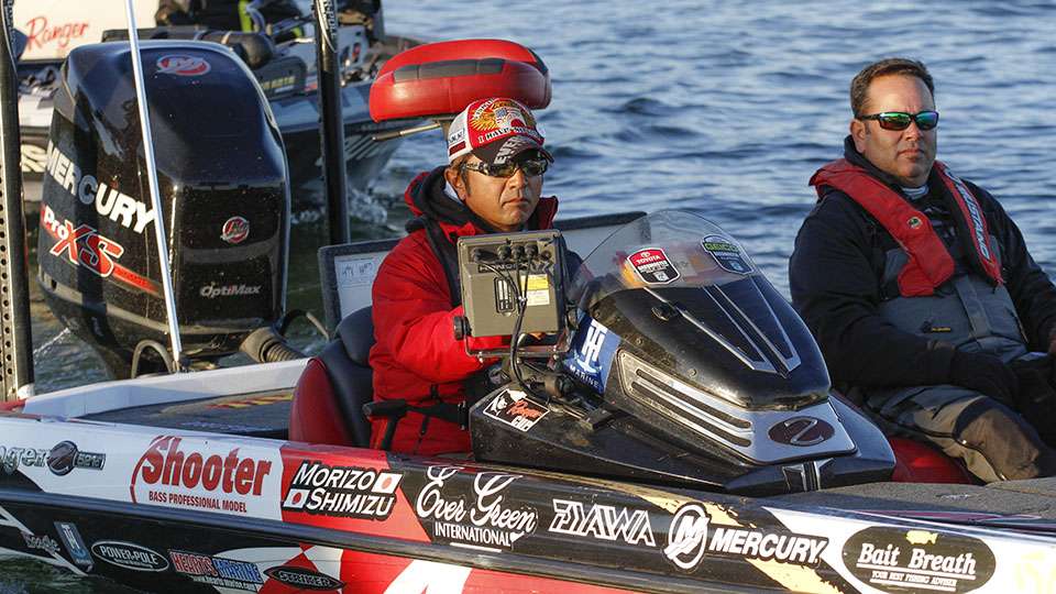 Follow along with Morizo Shimizu on Day 2 of the Busch Beer Bassmaster Elite at Cayuga Lake as he looks to maintain his lead.