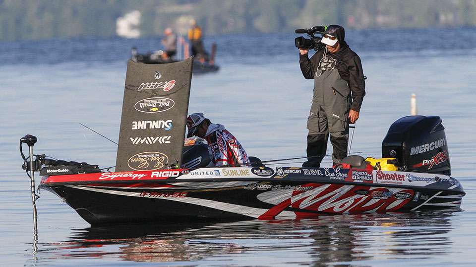 Shimizu pulled up on a bedding bass and decided to retie and get his setup ready for his attempt.