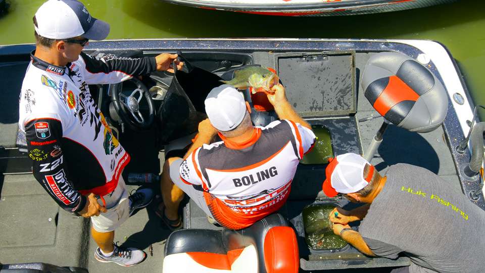 Edwin Evers held the weigh-in bag while Mark and Jared Boling pulled their fish from the livewell. 