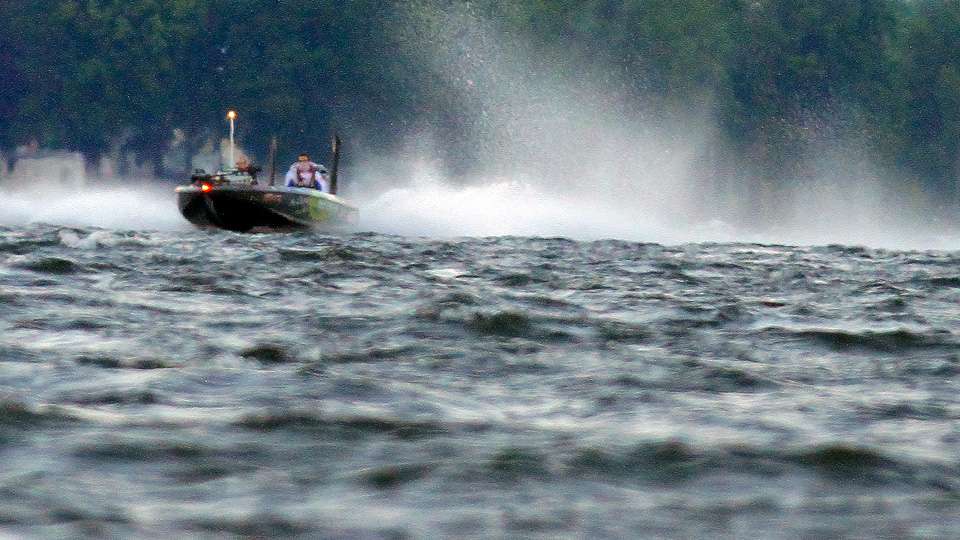 Follow along with Day 2 leader Wil Hardy as he takes on the final day of the 2016 Bass Pro Shops Northern Open #1.