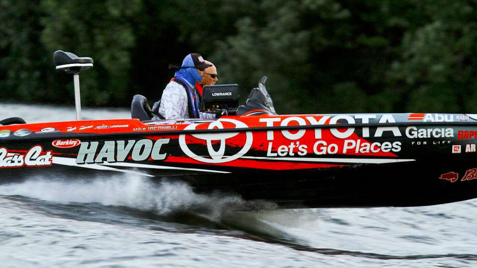 Catch up with Elite pro Mike Iaconelli and his co-angler Mike Elkins on Day 3 of the 2016 Bass Pro Shops Northern Open #1.