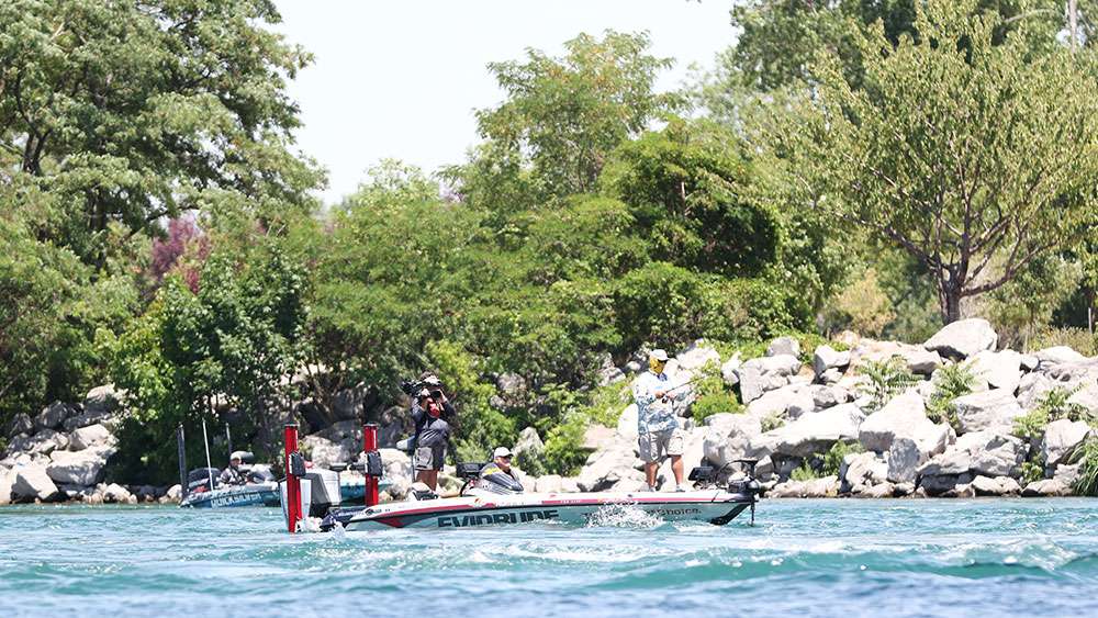 Kreiger begin's his afternoon in swift-moving water near the southern boundary of the Niagara River. In the background you'll notice that Powroznik chose to lay his rods down and provide Kreiger with a clean shot at advancing to the semi-final round. Powroznik came into this round with about a pound lead on Kreiger. 