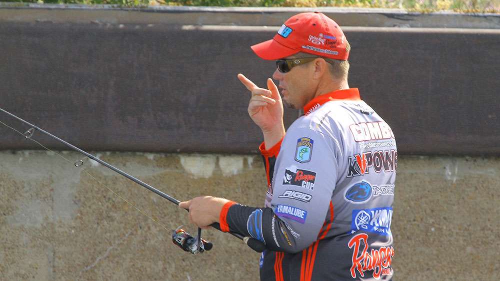 Combs gives Bassmaster LIVE viewers insight on the pattern he was fishing. 
