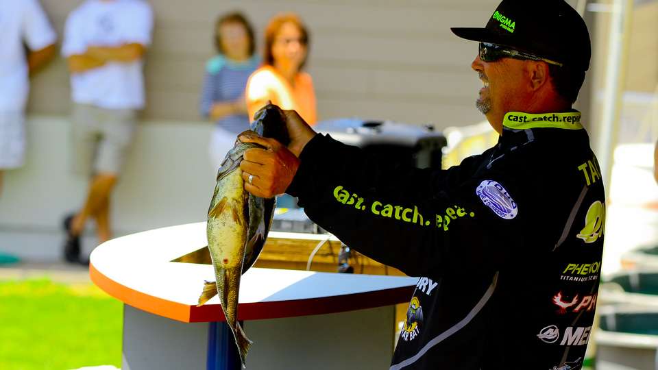 ...but Noffsinger's lead was short-lived after Jesse Tacorante brought his 18 pounds to the scales. 