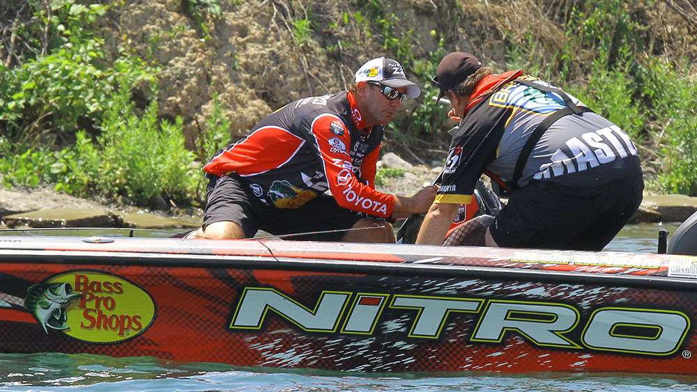 VanDam and Bowes weigh the fish. Now KVD was gaining ground on Krieger. 