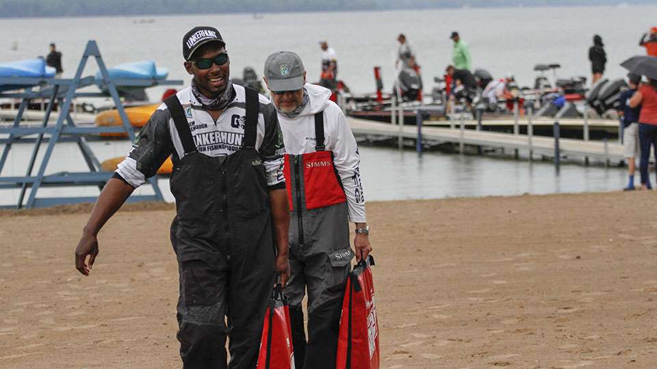 The first flight of anglers checked in a 2 p.m. ET for Day 2 of the Bass Pro Shops Bassmaster Northern Open at Oneida Lake.