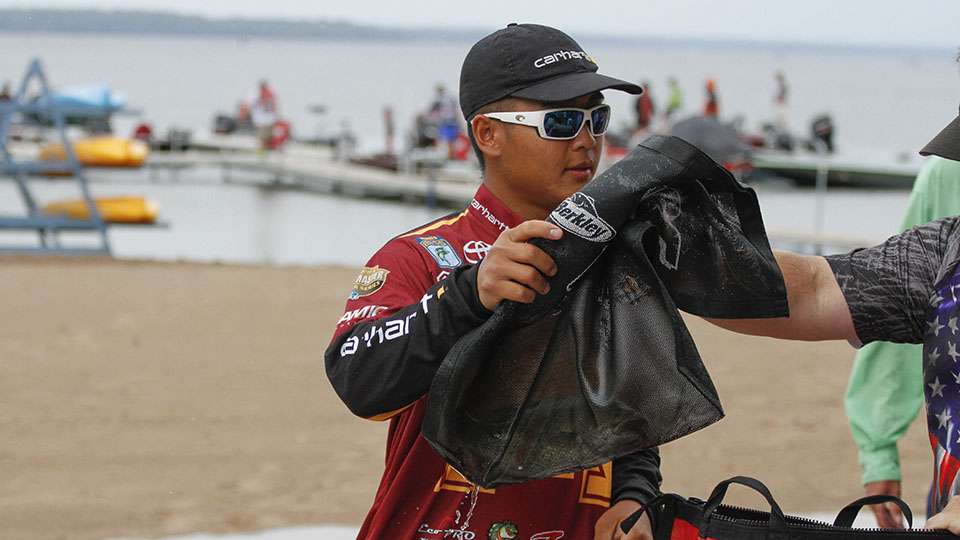 Trevor Lo had a tougher day on Oneida, but he brings his bag to the scales to see what it weighed.