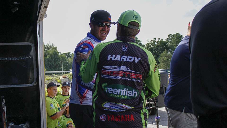 Hardy's fish hit the scales and Wheeler congratulates him on his win. Hardy took the title by over three pounds.