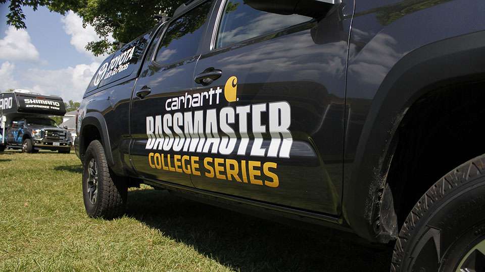 After six regional events throughout the 2016 season the Top 89 teams qualified for the big dance, the Carhartt Bassmaster College Series National Championship at Green River Lake. They started registration and the pro night festivities on Tuesday evening.