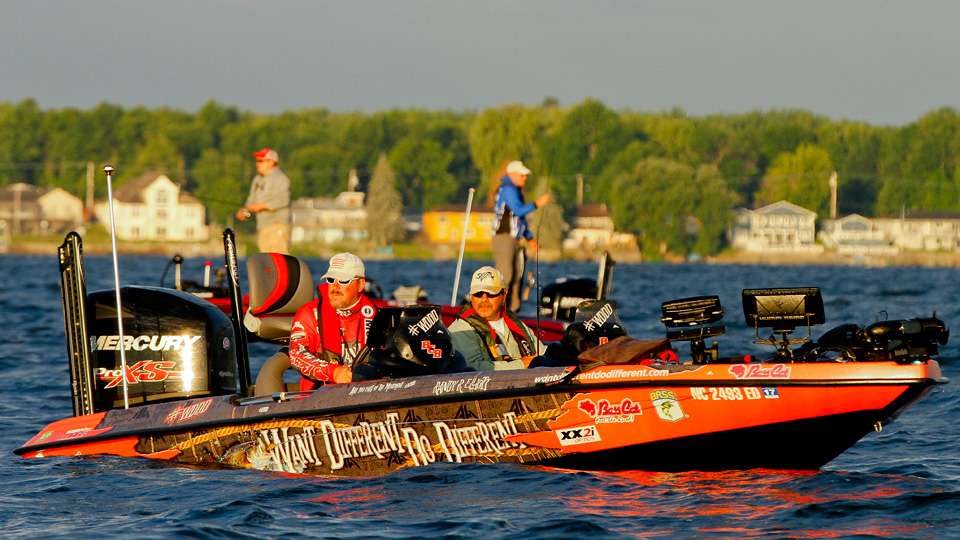 The pros and cos battle rough waters and each other Day 2 of the 2016 Bass Pro Shops Northern Open #1.