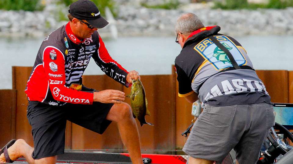 Follow along with as VanDam builds a limit of fish during the three hour morning segment. 