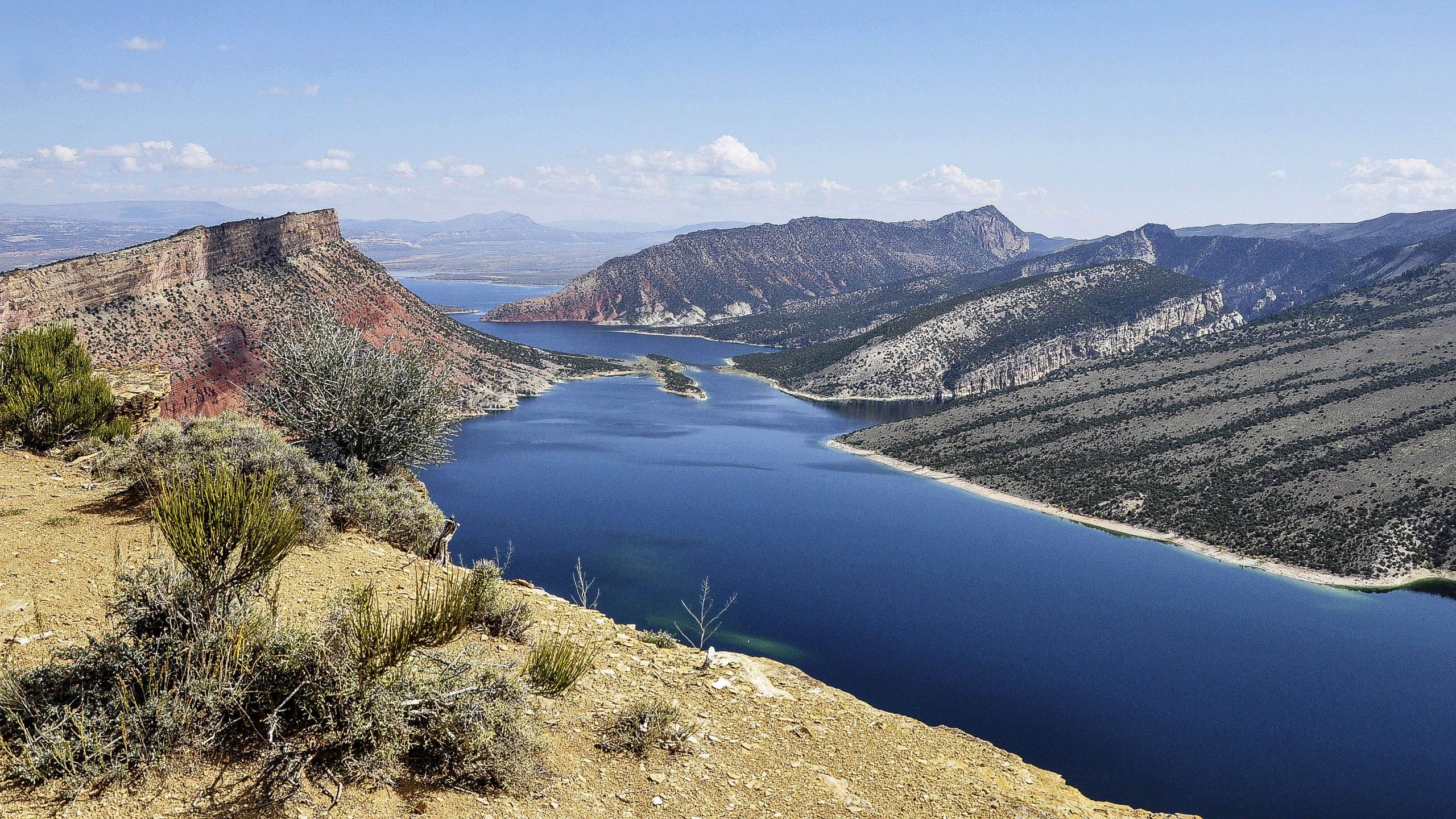 23. Flaming Gorge Reservoir, Utah/Wyoming [42,020 acres] This is smallmouth country, but a short growing season means few trophies. What you will find are 50- to 100-fish days. Bigger fish tend to be on the Wyoming side, where their state record was caught. Stick to the Utah side for numbers. There had been no contests at the time of this writing, but when asked about opportunities the Utah Division of Wildlife Resources ranked this their stateâs No. 2 fishery.

