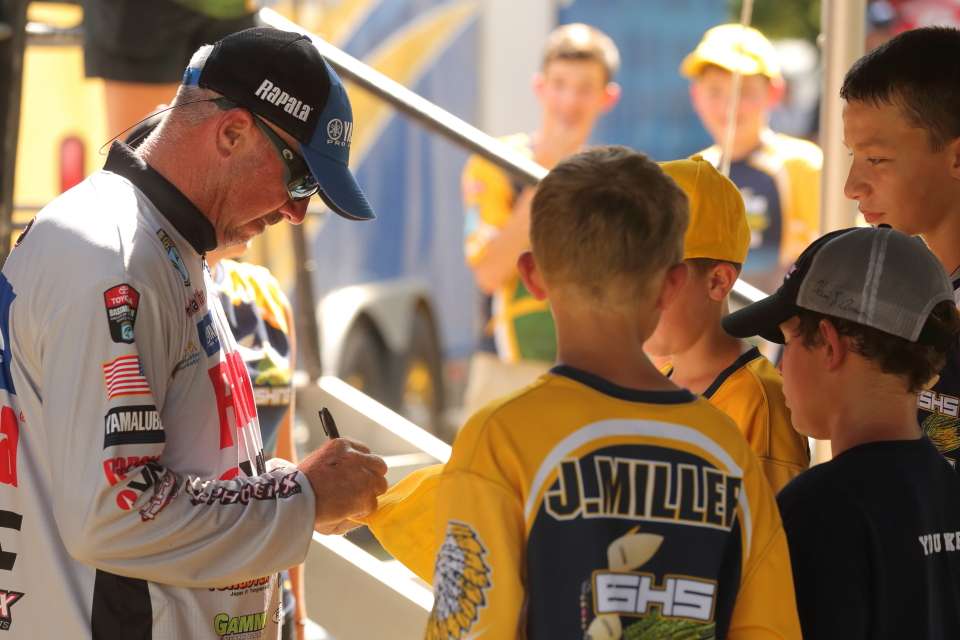 Randall Tharp signs his autograph for young fans.