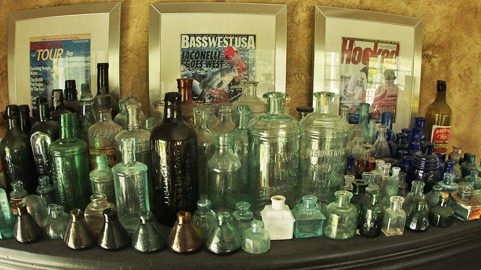 In the corner across from Iaconelli is something heâs been collecting for years. No, not the magazine covers, the inkwells. Ike has several hundred in the glass case.
