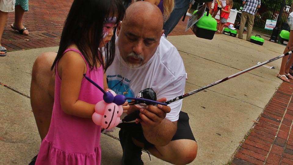 Sophia Yoon, 4, of Philadelphia gets some help from Anthony âGoGoâ Gomez on learning how to cast. Sophiaâs dad Tony is âIkeâs biggest fan.â