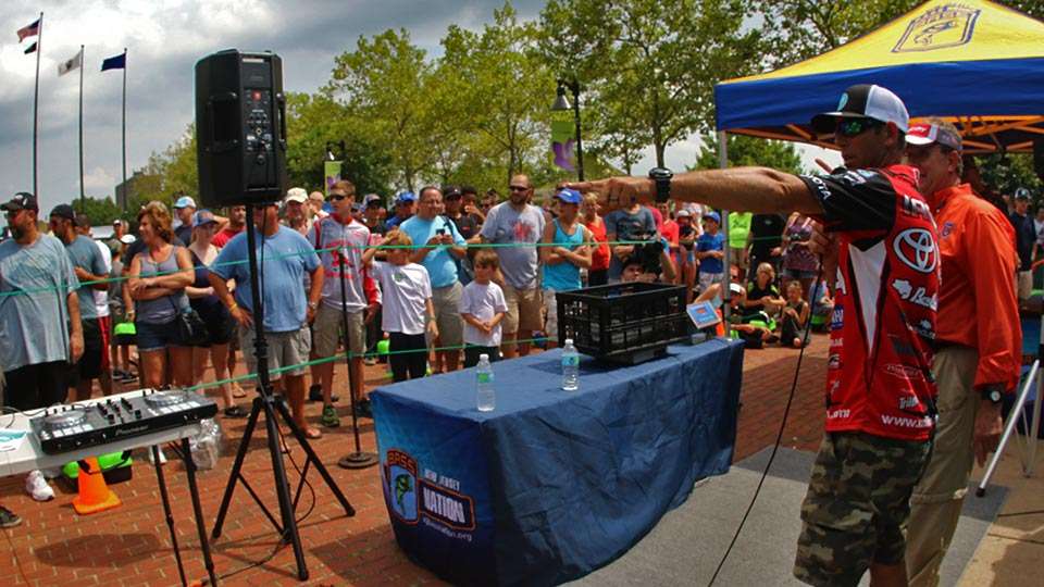 Mike Iaconelli takes the mic from emcee Bill Decoteau to point out the first-place prize of a BassCat Margay boat.