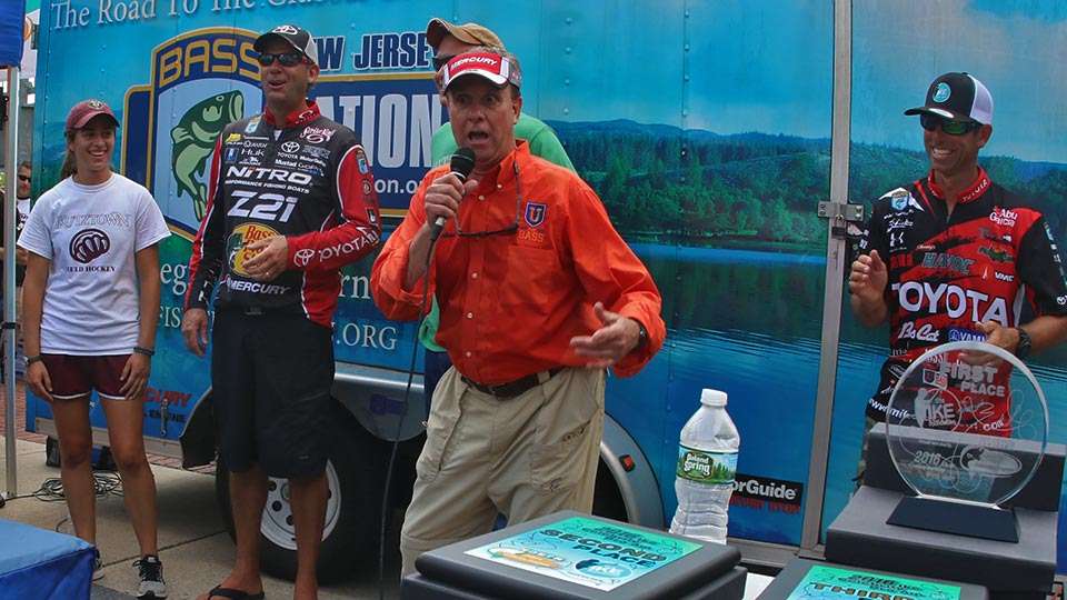 Decoteau is kind of amazed that Kevin VanDam, a three-time winner on the Elites this season, could only manage one fish. He even kind of rubbed it in. KVD said it seems thatâs about all heâs allowed on the Delaware. 
