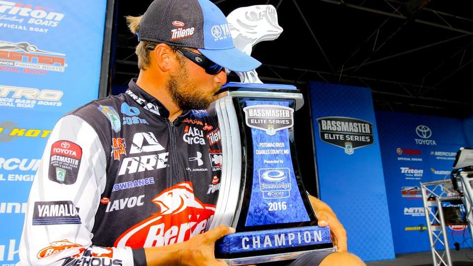 A kiss of the trophy to match the kiss of his fish. He said this victory really boiled down to stumbling onto the winning area, which Davy Hite and Mark Davis both said they fished years ago. âIt was one of those scenarios you dream about.â