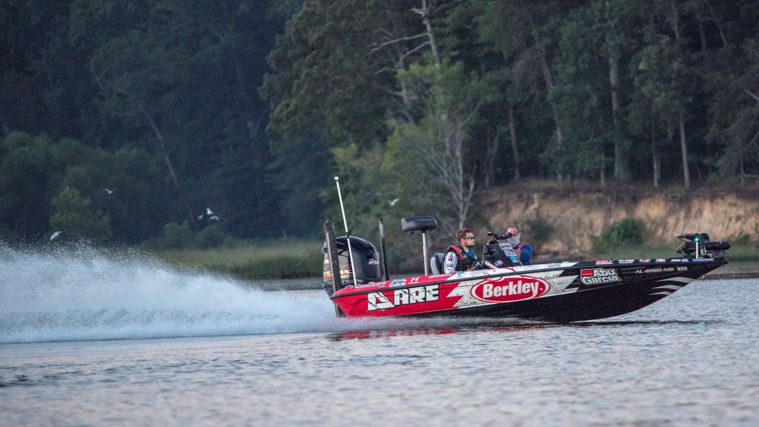 At 6:15 Justin Lucas puts the hammer down and heads out in search of another monster bag. 