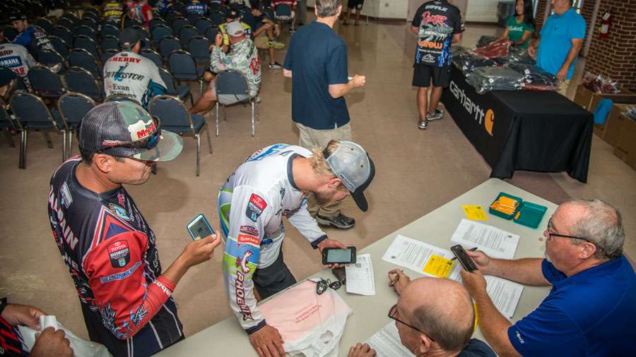 This tournament is an extremely important one as anglers will be trying to not only take the win at this event, but also fish for points to boost their Angler of the Year standings before the end of the season. Anglers Chris Zaldain and James Elam go through the registration line. 