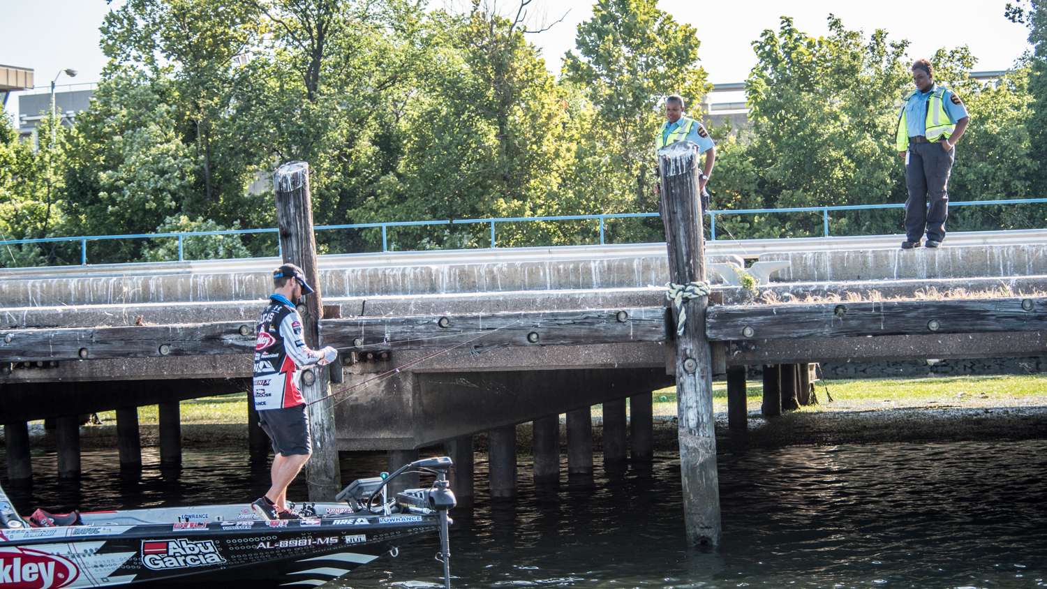 While security hovers overhead, Justin answers questions about fishing and how the tournament worksâ¦ just another example of how accommodating, accessible and professional the Bassmaster Elite Series anglers are.  