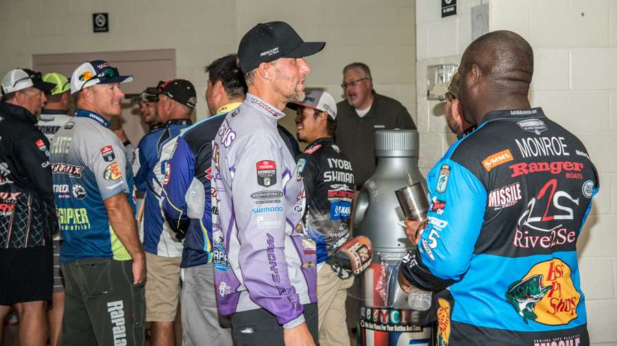 Aaron Martens and Ish Monroe discuss a few details about practice this past week. Ish was able to fish the Potomac last season during an FLW Tour event while Aaron took the win at last season's Bassmaster Elite on the Chesapeake Bay. Will past experience in this area help these two anglers make it to Championship Sunday?