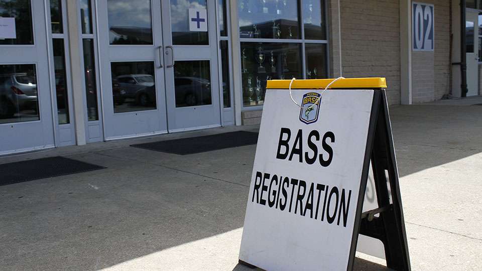The BASS Registration sign points the anglers in the right direction.