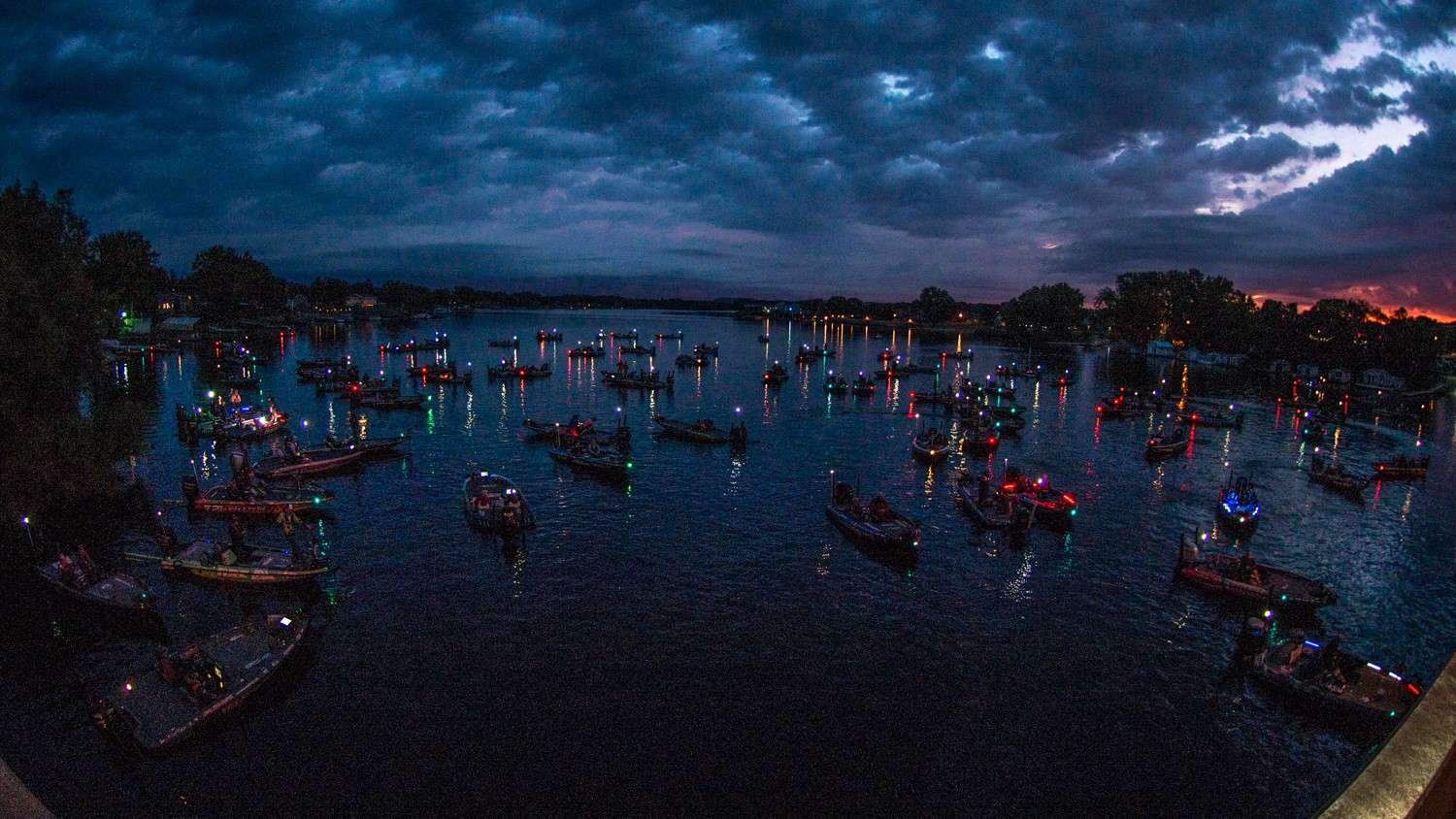 Weather is a consistent part of the Bassmaster Elite Series. What Mother Nature decides to do with the wind, the clouds and the sun plays a critical part in the outcome of an event. The second day of the Plano Bassmaster Elite at the Mississippi River presented by Favorite Fishing was no different.
