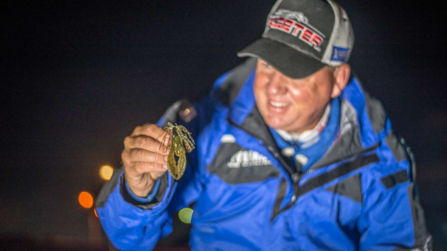 To give the bass a fresh look he rotated through three baits. âThe key for me was switching up baits every 15 minutes or so to keep the bite going,â he said. The choices were a 6-inch Texas-rigged YUM Dinger and the brandâs Christie Critter creature bait. He chose a 3/0 hook, 3/16-ounce weight and green pumpkin color for both baits. In the same color he used a 1/2-ounce BOOYAH Jig with 3.75-inch YUM Craw Chunk trailer. 