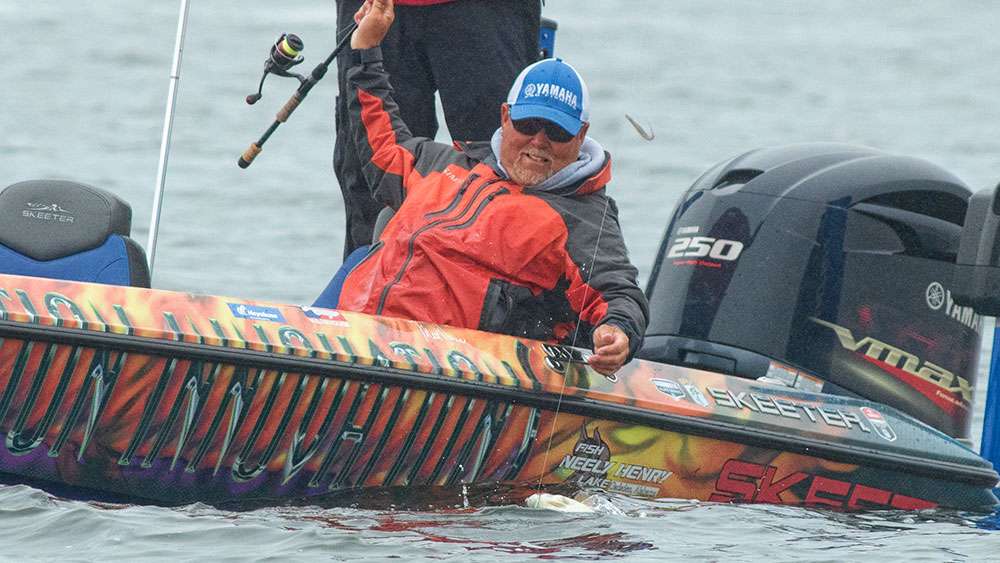 Then focus a few seconds on getting a handle on the fish next to the boat.