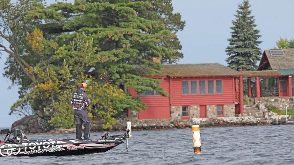 <b>Gerald Swindle</b><br>
The 2016 Toyota Bassmaster Angler of the Year started the tournament intending to fish offshore with a drop shot. It didnât work. Swindle only managed to catch three keepers each on Days 1 and 2. Then he switched to what he does the best for Day 3.