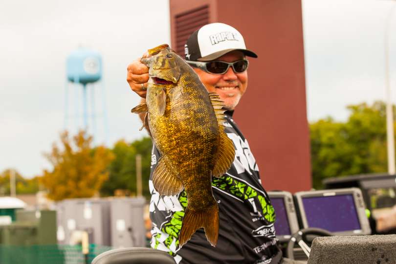 Dave Lefebre showing off his smallie just as he fills his bag! It led to an opportunity to get a closer look at some of the catches the other anglers made today on Mille Lacs...