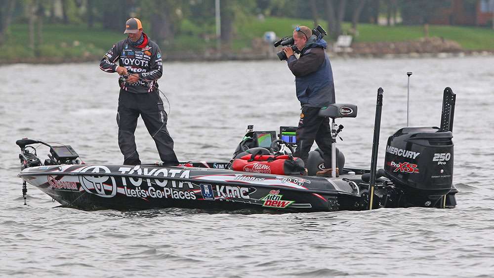 Toyota Bassmaster Angler of the Year leader Gerald Swindle had another difficult day, but he did manage to nearly double yesterday's weight with a good limit of Mille Lacs bass. He moved to the north end of the lake and almost immediately hooked up with his first keeper of the day.