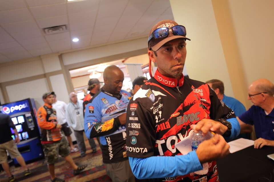 Mike Iaconelli goes through the registration line.