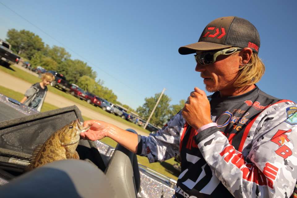 Seth Feider bags his fish on the final day of the Plano Bassmaster Elite on the Mississippi River presented by Favorite Fishing.