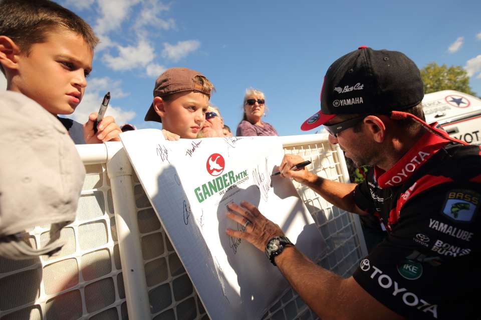 Mike Iaconelli signs his autograph for some young fans.