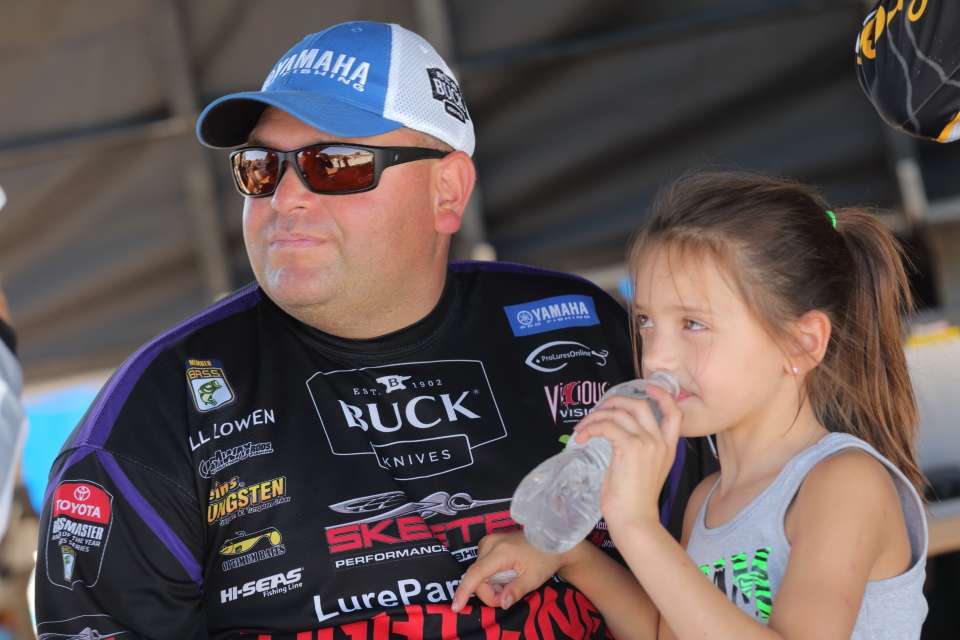 Bill Lowen waits in the weigh-in line with his daughter.