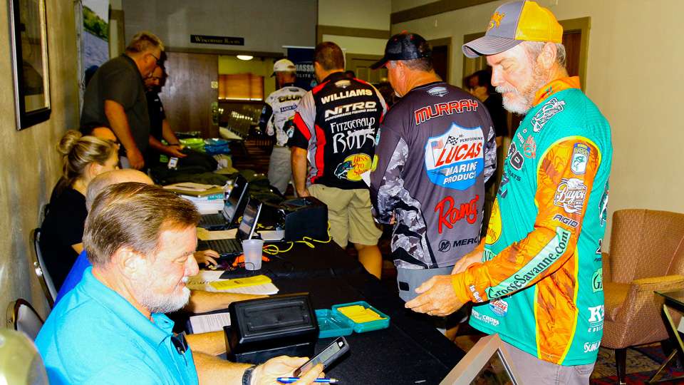 Competitors begin to arrive for their final briefing on the eve of the Plano Bassmaster Elite at the Mississippi River presented by Favorite Fishing. 