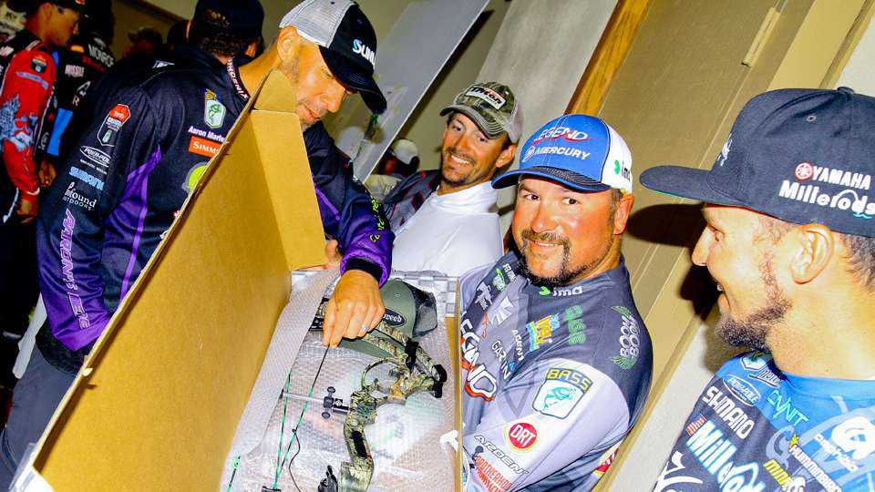 When the fishing schedule winds down every year, there are several Elite Series pros that turn their attention to hunting. Everybody wanted to check out the New Breed bow David Mullins delivered to Fred Roumbanis. 