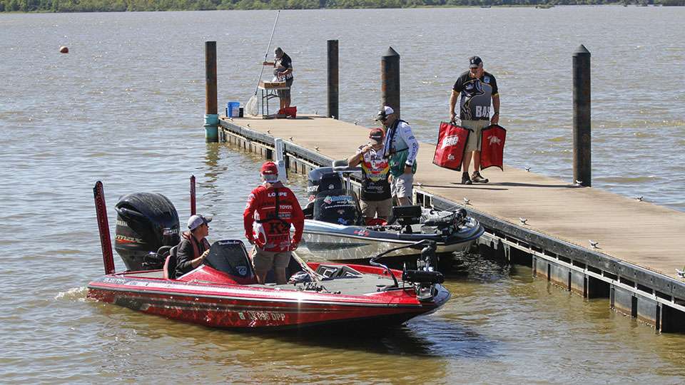 Day 1 of the Bass Pro Shops Bassmaster Central Open #2 at the Red River was wrapping up as anglers checked in and bagged their fish to see how they stacked up against the field of anglers.