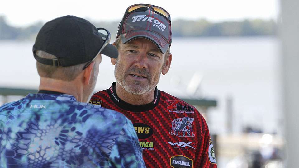 Bassmaster writer Steve Wright talks with Browning after he weighed his fish.